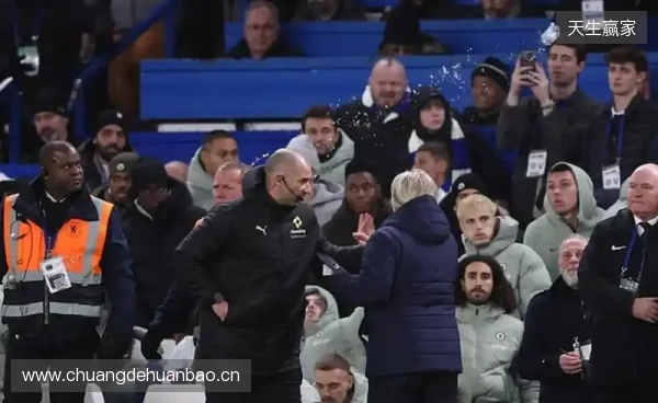 英足总官方:切尔西因球迷向场内投掷水瓶被罚款15万英镑 英足总官方:切尔西因球迷向场内投掷水瓶被罚款15万英镑