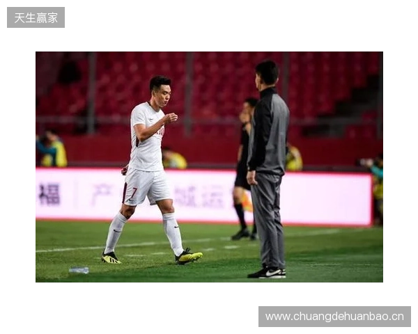 飞踹座椅染红！玉昆官方：门将教练米克尔造成恶劣影响，罚款2万